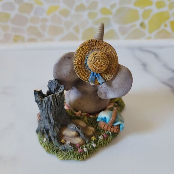 A slice of the Fun Peanut Pals Sculpture Collection by Tom Newson elephant picni - Picture 3 of 5